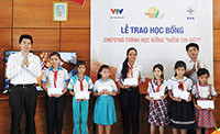 Trao tặng 60 triệu đồng học bổng “Niềm tin Việt” tại huyện Tuy Phong