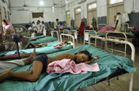 Hàng trăm trẻ em Ấn Độ đồng loạt nhập viện vì ngộ độc thực phẩm