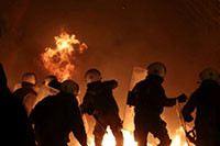 Biểu tình biến thành bạo loạn tại Hy Lạp, hàng chục người bị bắt