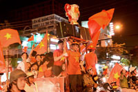 Hình ảnh biển người ra đường ăn mừng chiến thắng của đội tuyển Việt nam
