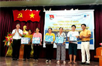 Thanh niên ngành dầu khí thăm và tặng quà người dân Phú Quý
