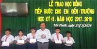 Xã Tân Phước trao học bổng cho 11 em học sinh nghèo, hiếu học