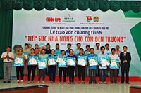 20 hộ nông dân được trao vốn “Tiếp sức nhà nông cho con đến trường”