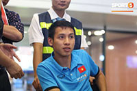 Chia tay Olympic Việt Nam, Đỗ Hùng Dũng ngồi xe lăn trở về