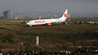Máy bay trượt khỏi đường băng, sân bay Nepal tê liệt