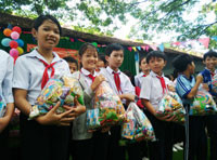 Gần 250 suất quà tặng học sinh nghèo vui Tết trung thu