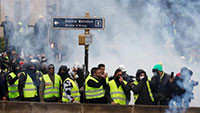 Biểu tình bạo loạn ở Pháp, thủ đô Paris mịt mù khói