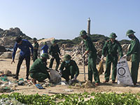 50 đoàn viên, thanh niên dọn vệ sinh bãi biển Kê Gà
