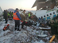 Máy bay chở 100 người đâm vào tòa nhà ở Kazakhstan, 9 người chết