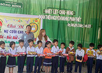 Trao 80 phần quà cho học sinh nghèo xã Sông Bình