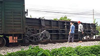 Lật toa tàu hỏa ở Nam Định, đường sắt Bắc-Nam bị tê liệt