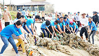 Sinh viên Đại học Phan Thiết tham gia làm sạch môi trường