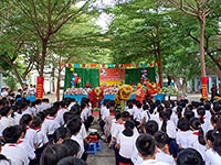 Trường THCS Nguyễn Du tổ chức cho học sinh vui tết Trung thu