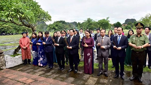 Hanoi leaders pay tribute to Emperor Ly Thai To in Hoa Lu