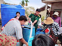 Bộ Chỉ huy Quân sự tỉnh: Hỗ trợ nước sinh hoạt cho người dân xã Thuận Hòa
