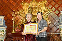 Trao bằng khen cho bà Lê Thị Hồng Duyên, người trao tặng bộ ảnh quý giá về Bác Hồ