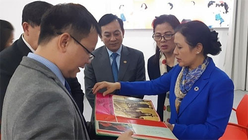 Italian publications on President Ho Chi Minh presented to Ho Chi Minh Museum