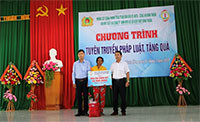 Tuyên truyền pháp luật và tặng quà cho người dân xã Thuận Hòa