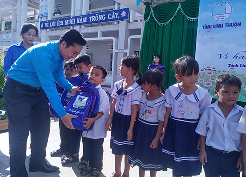 15 bicycles, 400 gifts given to ethnic students in Tanh Linh