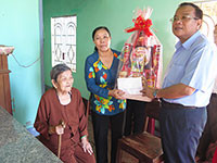 Thường trực Tỉnh ủy thăm, tặng quà Mẹ Việt Nam anh hùng
