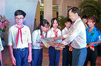 Trao 50 suất học bổng cho học sinh nghèo hiếu học Tuy Phong