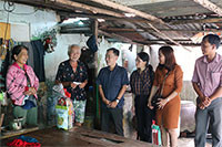 Báo Bình Thuận tặng quà gia đình chính sách
