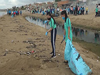 Tuy Phong: “Ngày chủ nhật xanh” thu gom rác bờ biển