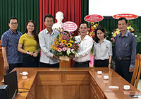 Báo Bình Thuận chúc mừng, tặng hoa Ban Tuyên giáo Tỉnh ủy