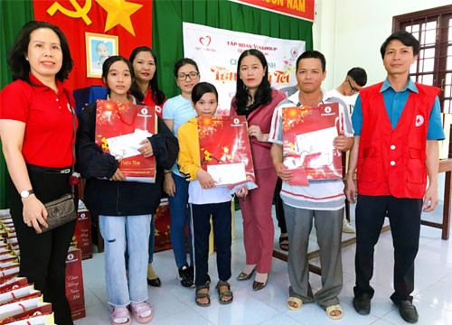 Binh Thuan to present 1,000 Tet gifts to the poor, disadvantaged and AO victims