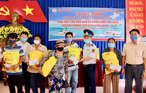 200 gifts given to poor fishermen households in Binh Thuan