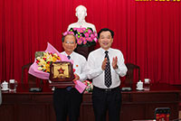 Trao Kỷ niệm chương “Vì sự nghiệp xây dựng Quân đội nhân dân Việt Nam” cho lãnh đạo tỉnh
