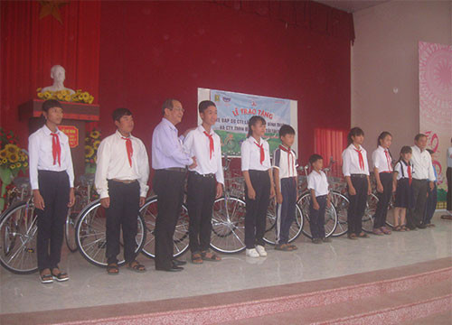 50 bicycles given to poor studious students in Bac Binh district