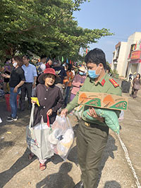 Tặng quà cho 330 hộ gia đình, học sinh có hoàn cảnh khó khăn ở xã Mê Pu
