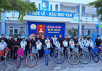 Tặng xe đạp và quà cho 10 em học sinh nghèo