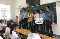 Chương trình “Thắp sáng ước mơ” tặng quà cho học sinh nghèo Tân Phước