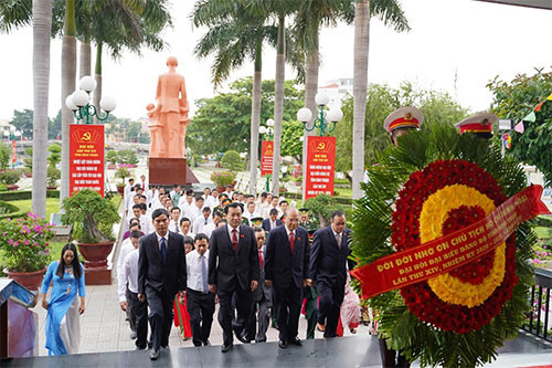 Provincial Party Congress delegates offered incense in tribute to president Ho Chi Minh