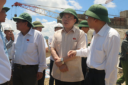 NA Vice Chairman Phung Quoc Hien works with Binh Thuan’s leaders over the construction of water reservoir La Nga 3