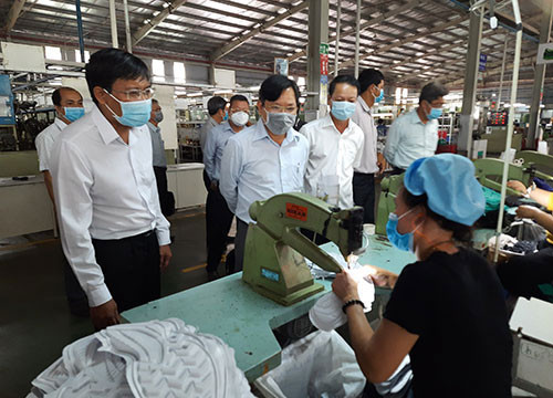 Binh Thuan leaders toured industrial park to check Covid-19 prevention and control