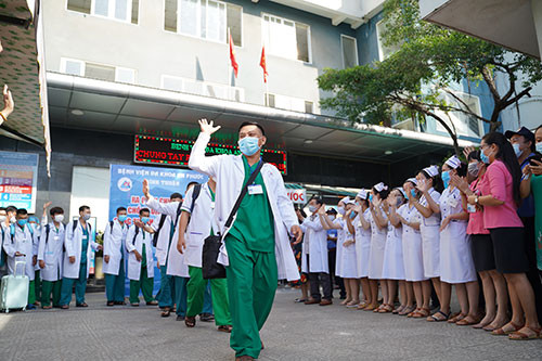Binh Thuan sent 14 health workers to reinforce Ho Chi Minh City in the Covid-19 fight