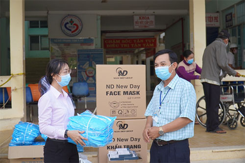Binh Thuan VFF offers medical equipment to Ham Thuan Nam and Ham Thuan Bac districts
