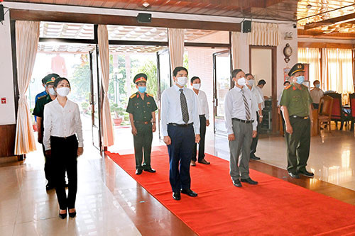 The province’s Leaders offer incense in tribute to President Ho Chi Minh and Heroic Martyrs on National Day