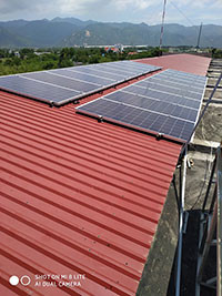 Hỗ trợ người lao động ngành điện lắp đặt điện mặt trời mái nhà
