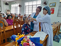 Khám, mổ mắt miễn phí cho người nghèo ở Tuy Phong