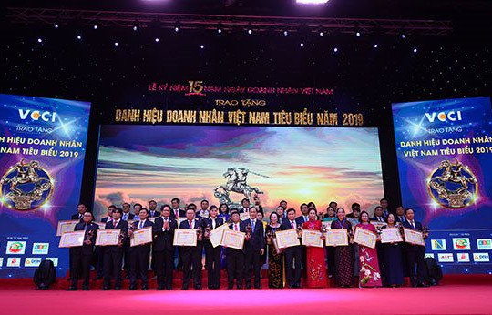 Tôn vinh 100 Doanh nhân Việt Nam tiêu biểu 2019. Ảnh IT