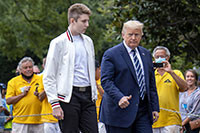 Tổng thống Trump kêu gọi mở cửa trường học trở lại sau khi con trai mắc Covid-19
