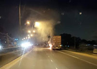 Người đi đường cùng dập tắt vụ cháy xe container
