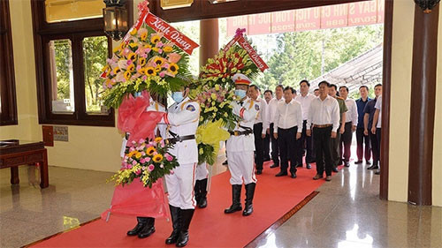 Incense offering ceremony commemorates late President Ton Duc Thang