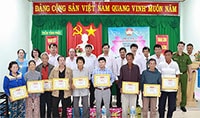 Nhà máy nhiệt điện Vĩnh Tân 4: Tặng quà và 30 suất học bổng cho các em học sinh khó khăn