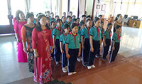 Nhiều đoàn học sinh lựa chọn Trường Dục Thanh để hướng về ngày Nhà giáo Việt Nam