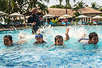Chuyên gia nước ngoài dạy bơi cho trẻ em